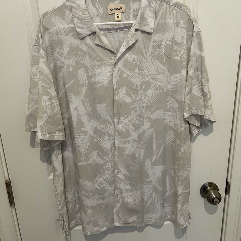 Men's cream Patterned Shirt.  Size XL. Like new.
